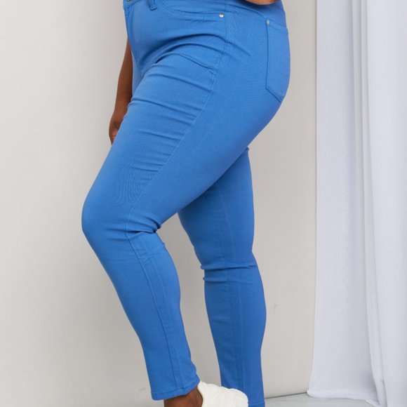 YMI Jeanswear Kate Hyper-Stretch Full Size Mid-Rise Skinny Jeans in Electric Blu - Picture 7 of 9
